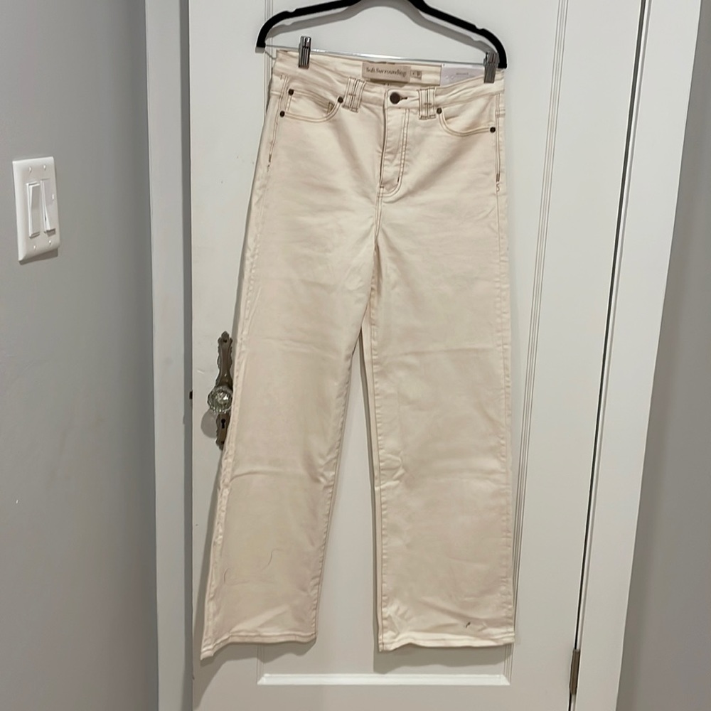 Ready for summer with these jeans off white color. Brand new soft surroundings.